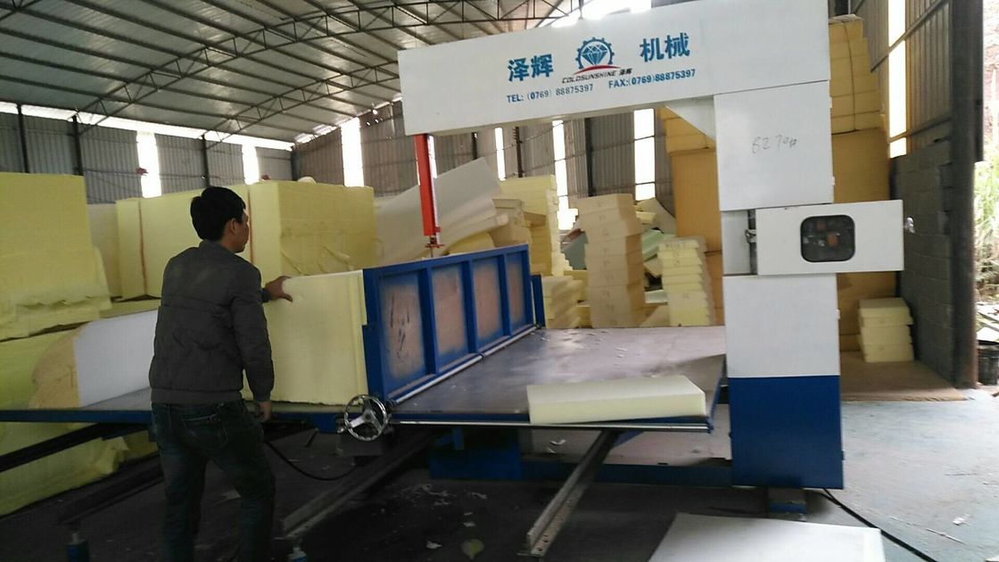 Máquina eléctrica de corte de espuma vertical con control PLC para el procesamiento de EVA y EPE